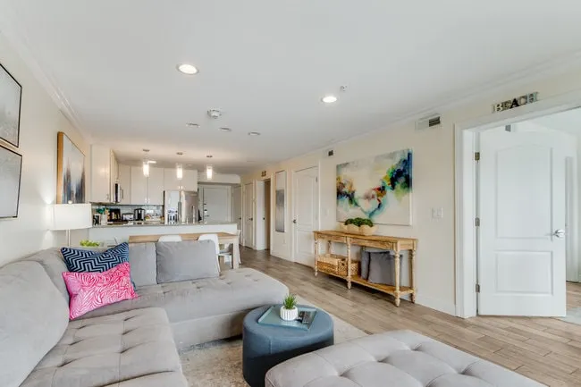Luxury water-view condo with high-end finishes - Image 1