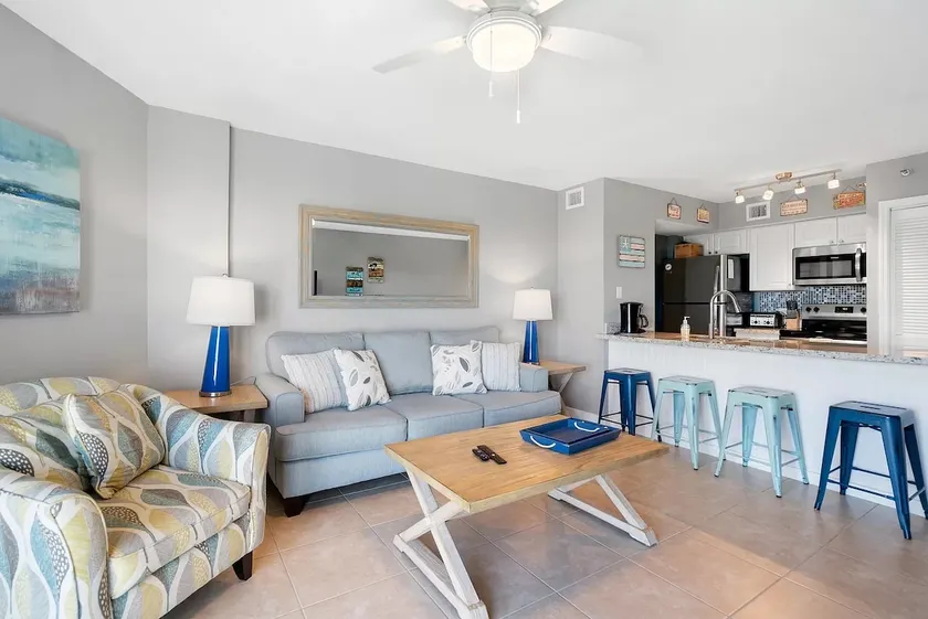 Deluxe Oceanfront 1/1 sleeps 4. Cafe & Pool Bar. - Image 1