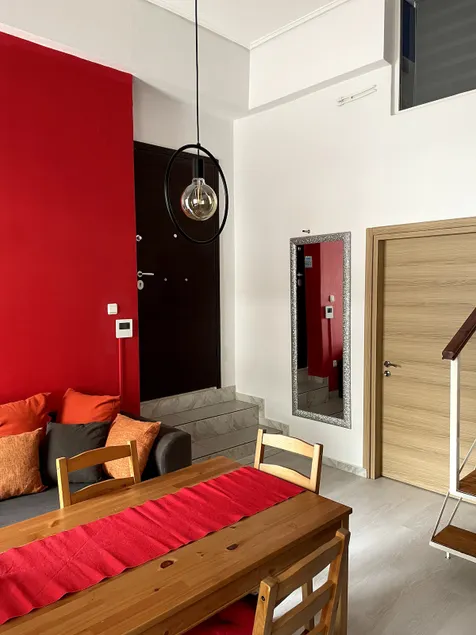 Comfy apartment with low ceiling attic - Image 1