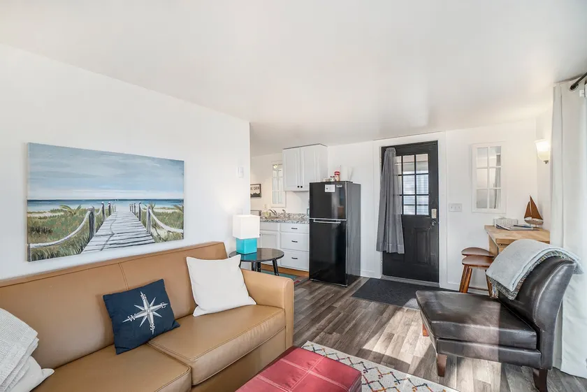 Lakefront Sleeps 4. Walk downtown+near Boyne Mtn - Image 1