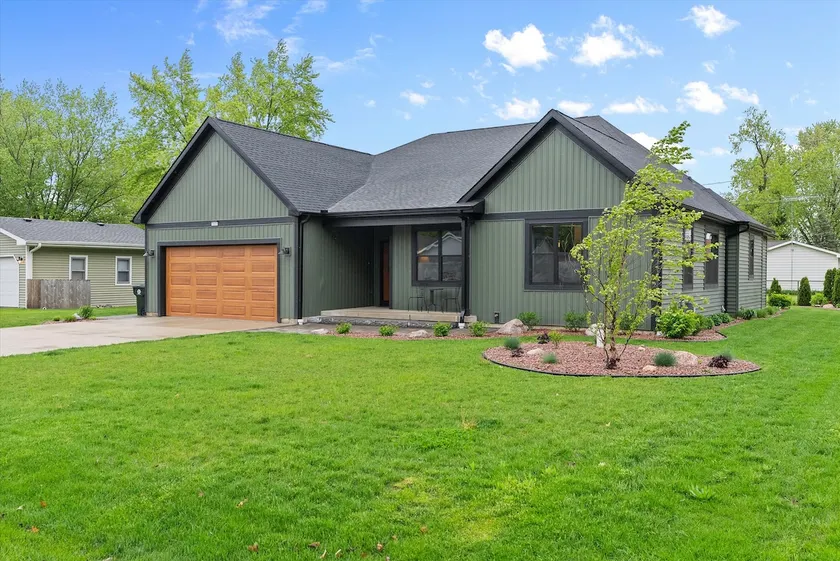 4Bed 3.5Ba Cozy New Construction! Close to Lake Geneva and Lake Elizabeth! - Image 1