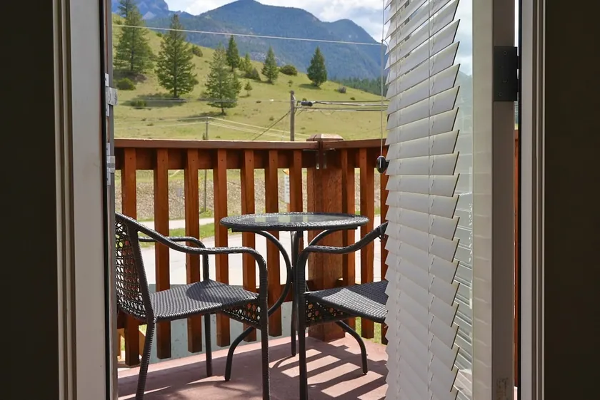 Stylish and comfy 2BR condo near Hot Springs - Image 1