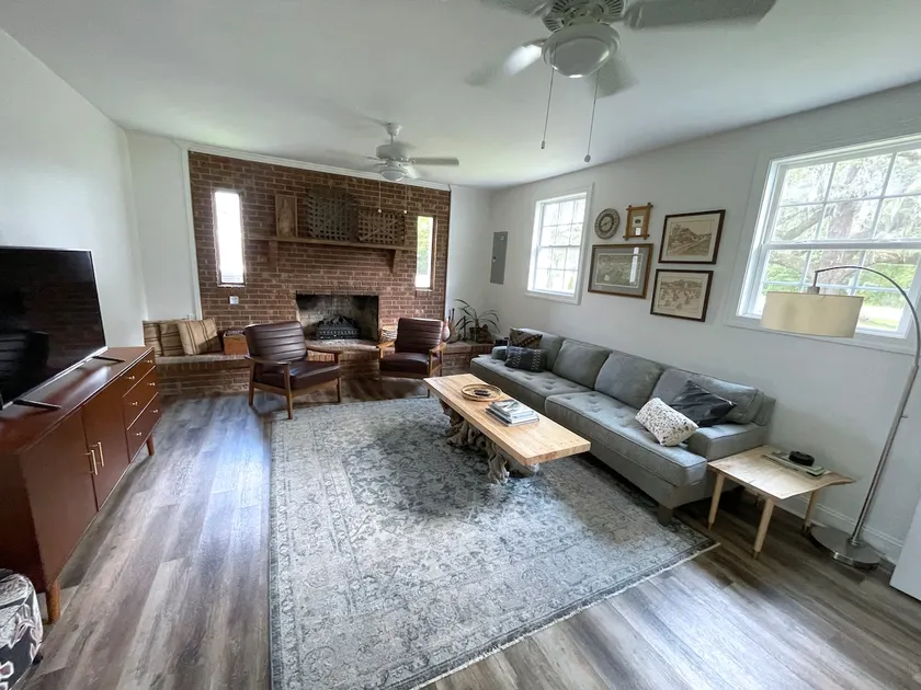 Spacious Modern Farmhouse Close to the Beach - Image 1