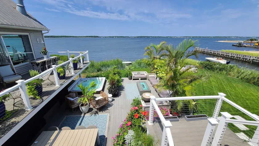 Hamptons Waterfront Escape/ Hot Tub/ Resort Style - Image 1
