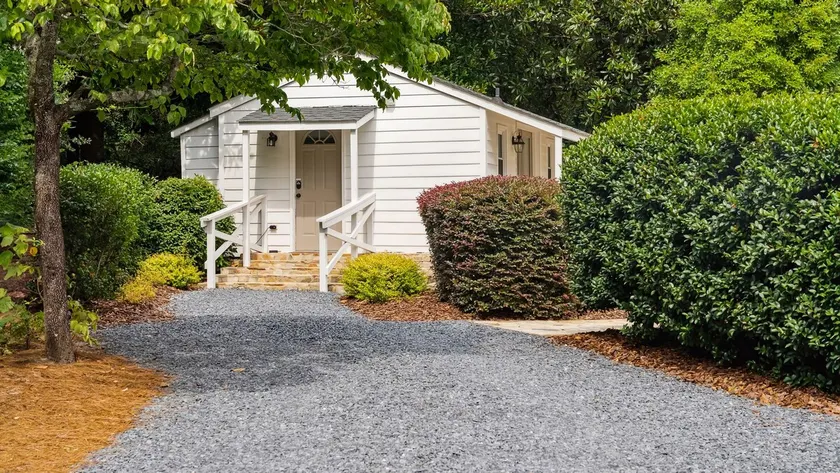 The Ace Cottage - Tiny-home Feel, Close to golf - Image 1