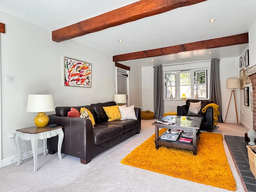 Comfortable 6 Guest Home - Walk to Canal & Award-Winning Pub - Image 1