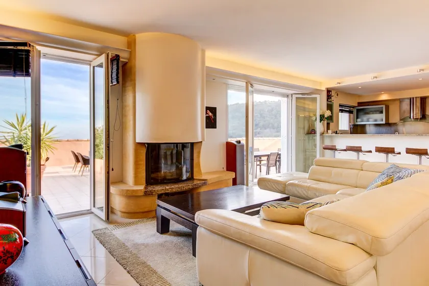 Beautiful penthouse apartment (available for sale) - Image 1
