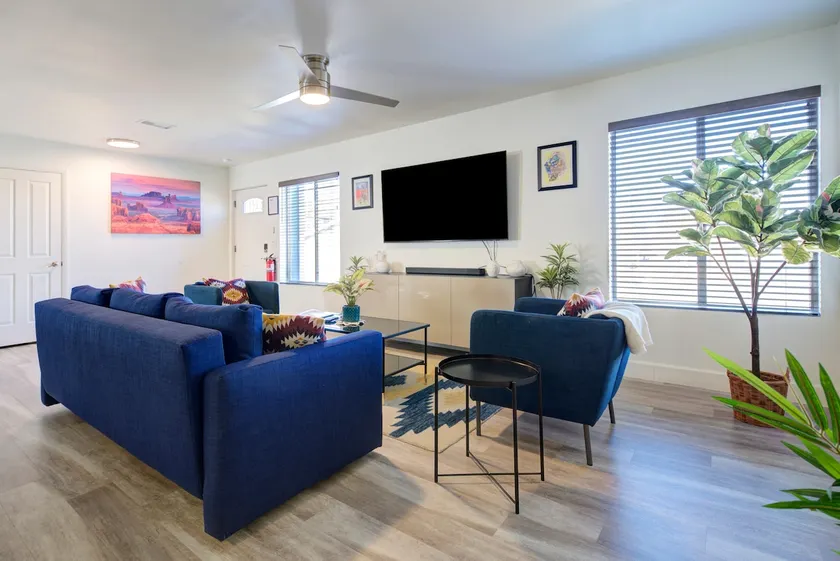 Modern Retreat - Free EV Charging, Games, Fire Pit - Image 1