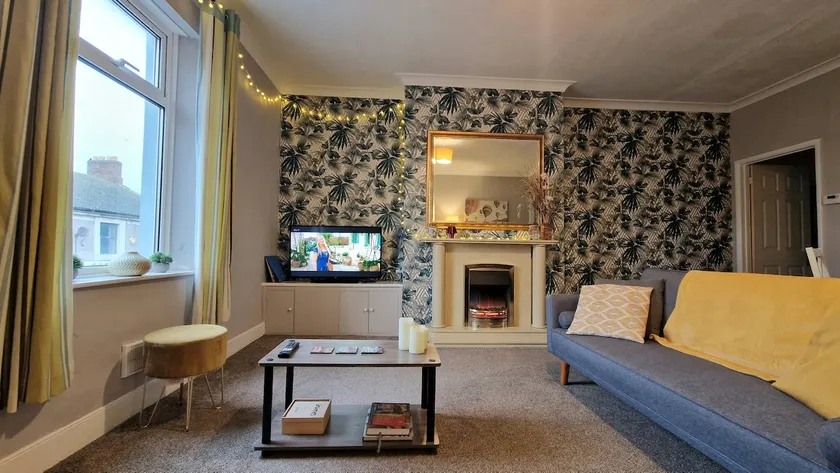 Brodie's Hideaway Stylish Seaside town apartment - Image 1