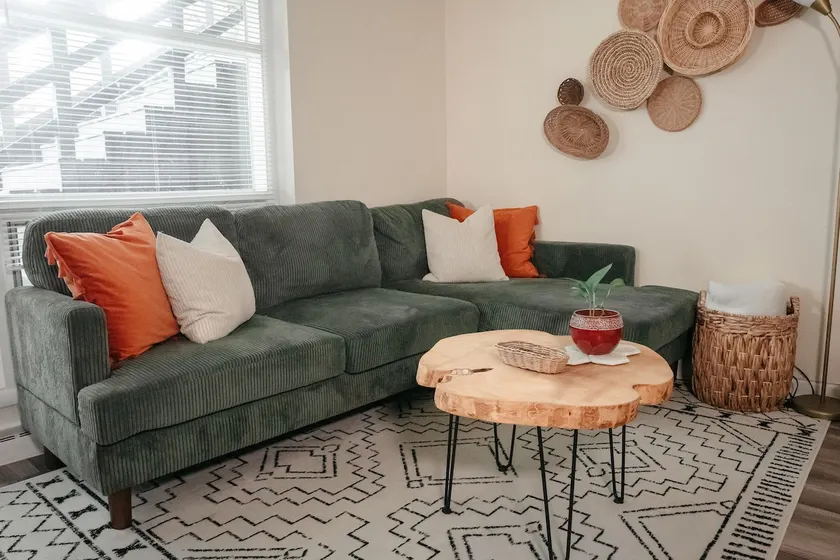 Cozy 2BR | King bed | RokuTV | Walk to Downtown - Image 1