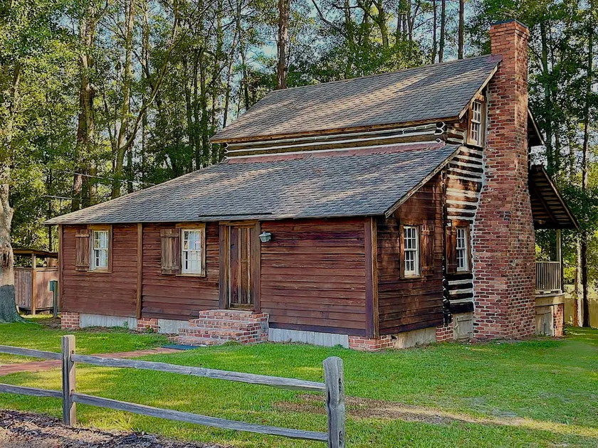 Perfect Couple's or Solo Getaway 1840s Log Cabin - Image 1