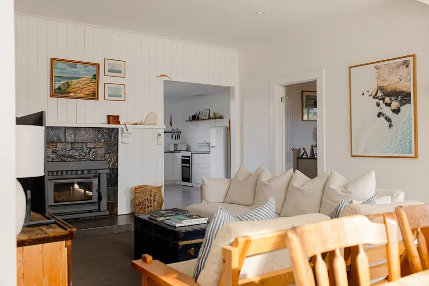The Sea Keeper Bicheno cosy seaside cottage - Image 1