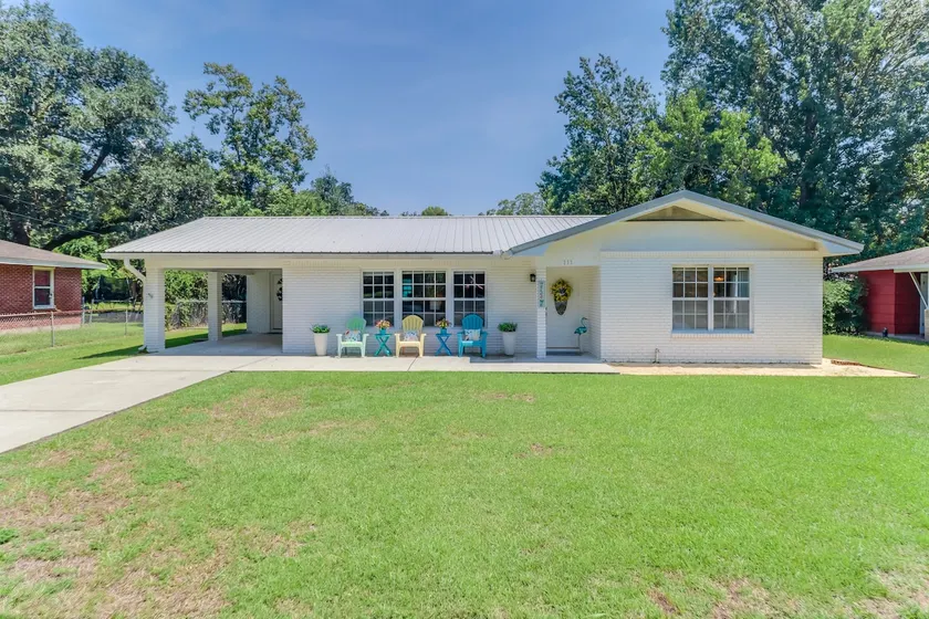 Beach Hideaway: Walk to Beach, Fenced yard, Clean - Image 1
