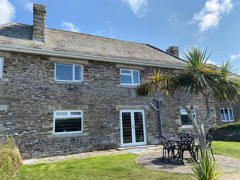 WALK TO THE BEACH, spacious cottage with sea views - Image 1