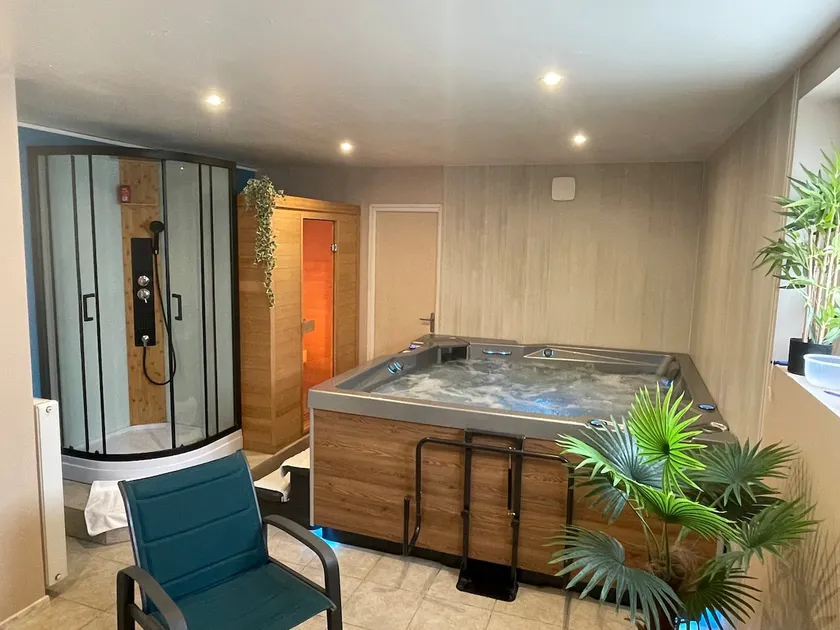 4-bedroom house · Sauna, Jacuzzi & Garden. Mountains - Image 1