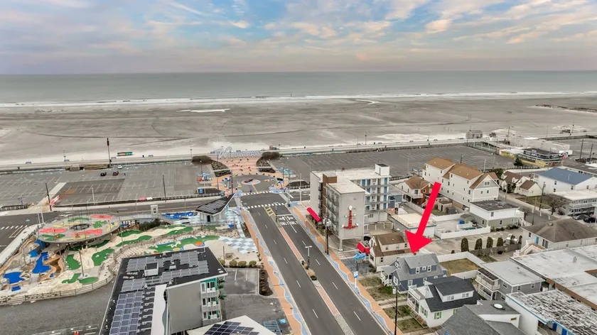 One Block from the Beach - huge yard- 12 Guests - Image 1