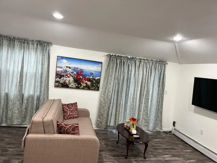Cozy 3 Bedroom 2 Bath Apt near JFK & UBS Arena - Image 1