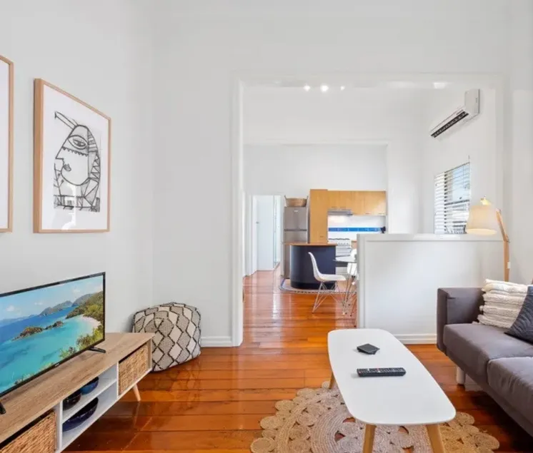 Artful New Farm Apt, Steps to James St & River - Image 1