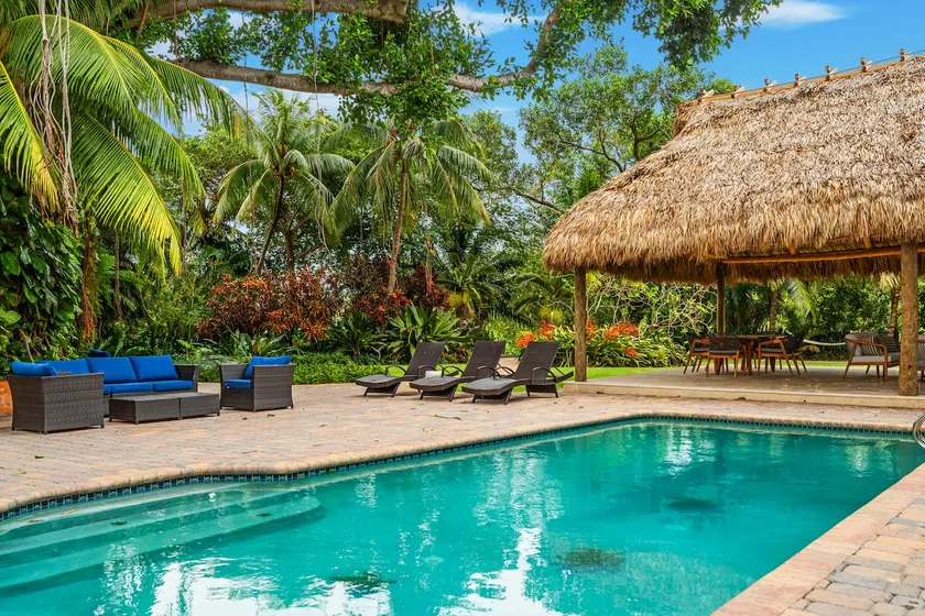 Lush gardens, huge tiki with ocean access - Image 1