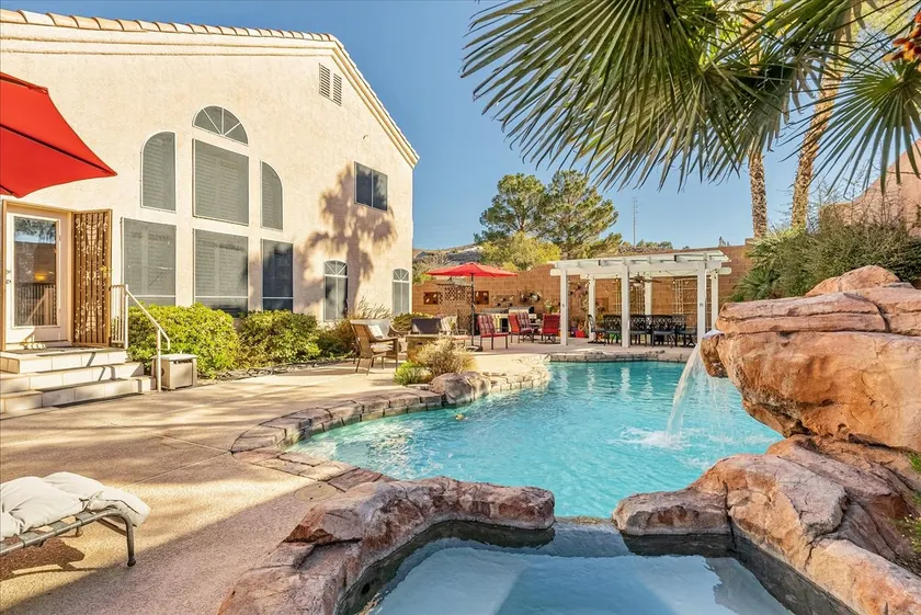 Henderson Hacienda, 5br free heated pool-spa, 15 min to Strip - Image 1