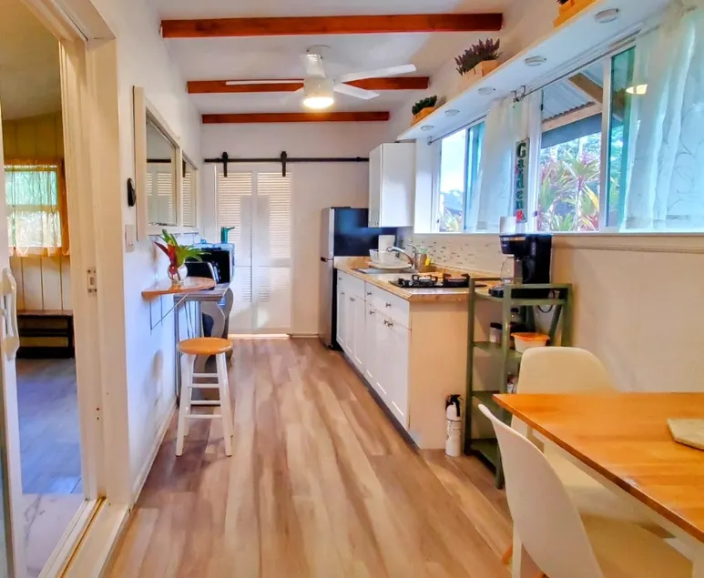 Leilani House - Private Guest House ”Thrall Room” - Image 1