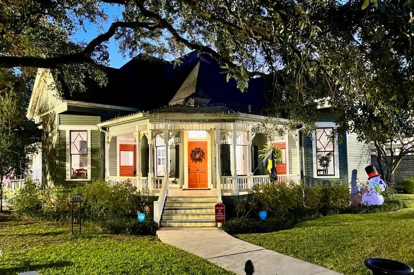 Historic 1903 Boutique Victorian House Downtown - Image 1