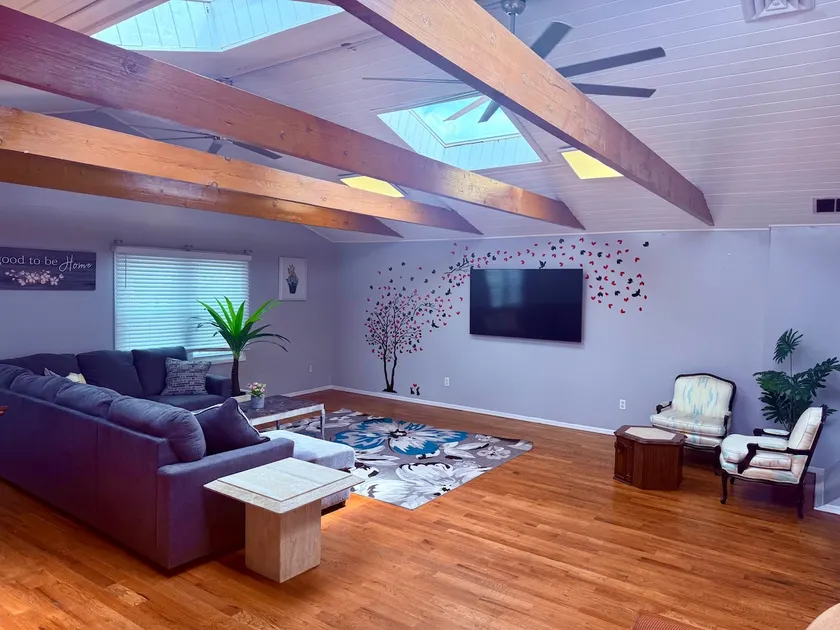 Spacious Skylit Seaside Stay - Walk to Bay & Beach - King Bed, Parking, Patio - Image 1