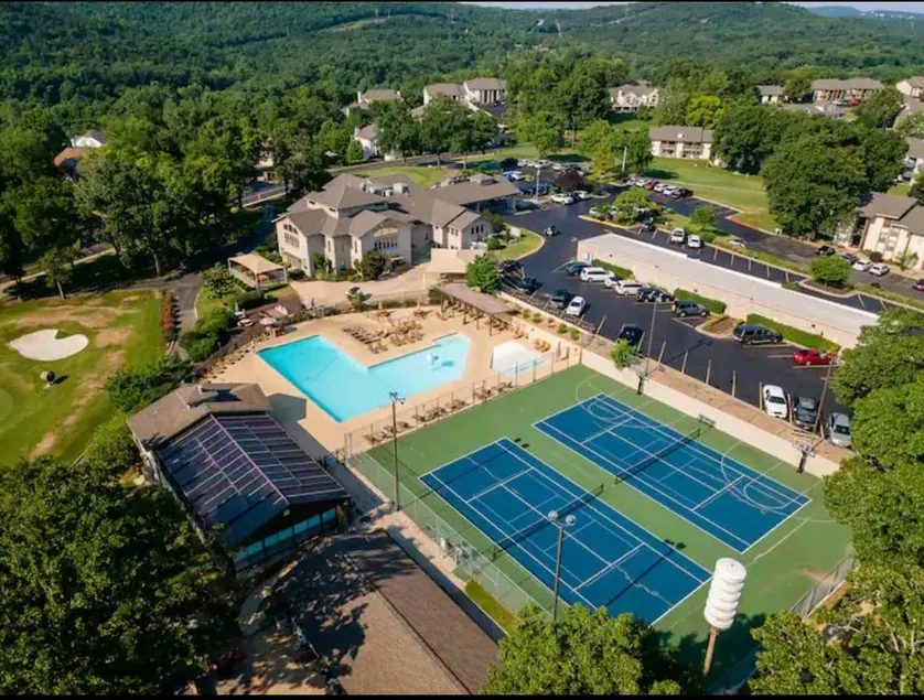 Resort:Pool, TikiBar &Grill, Pickleball, Golf, Gym - Image 1