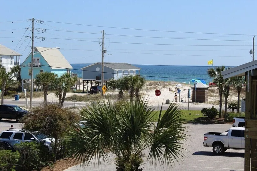 2 Br 1 Bath Condo in Gulfshores, AL, 2 min walk to the Beach, Pool and Fishing - Image 1