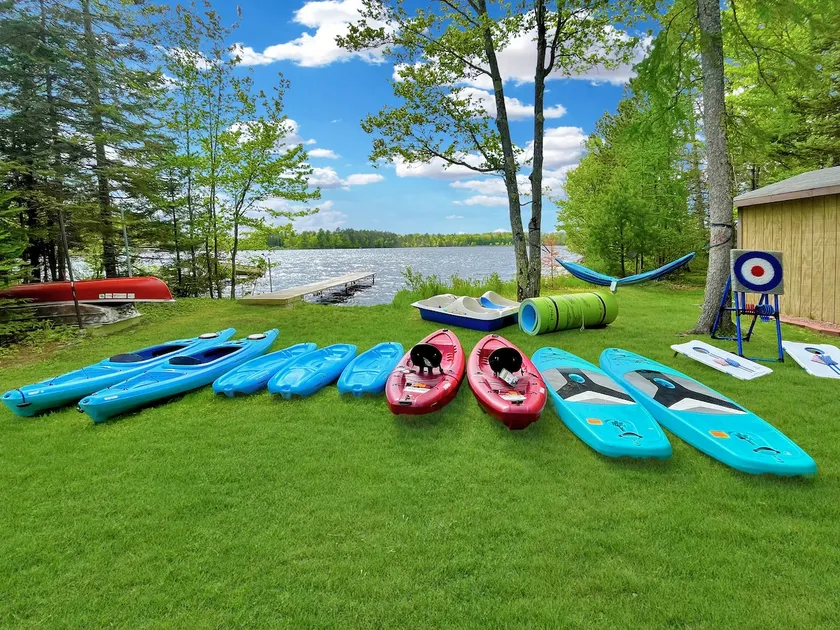 White Pines Cabin: Ideal Location for Family, Fishing & Fun~Inc. 12 boats+motor! - Image 1