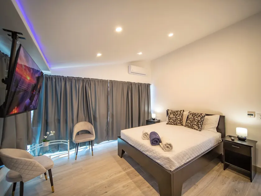 3BR Luxury Penthouse, 300m From Beach - Image 1