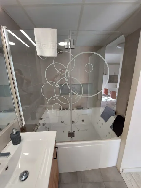 Reymundo - Deluxe Suite with a Hot Tub - Image 1