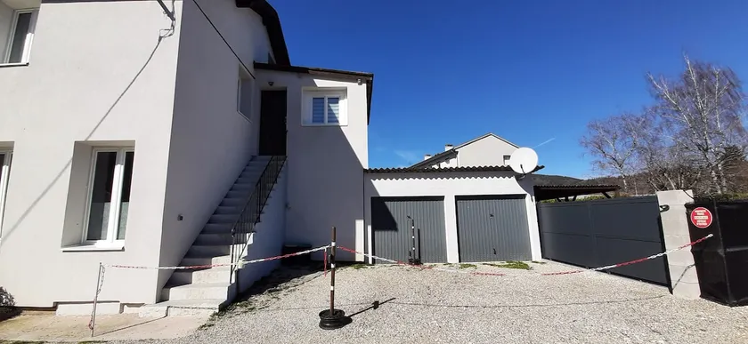 Non-smoking apartment with stairs and parking. - Image 1
