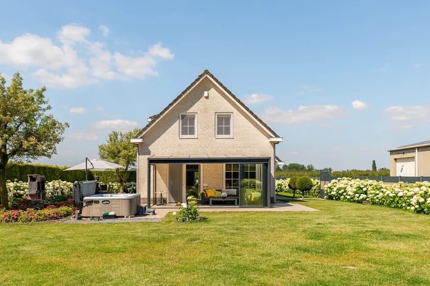 Entire luxury villa with Jacuzzi and hectares of garden - Image 1