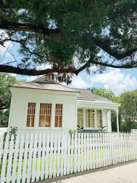 Lovely Folk Victorian Cottage in Historic District - Image 1