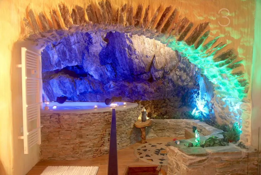 Private Jacuzzi & Patio, Beach at 20m, A/C - Image 1