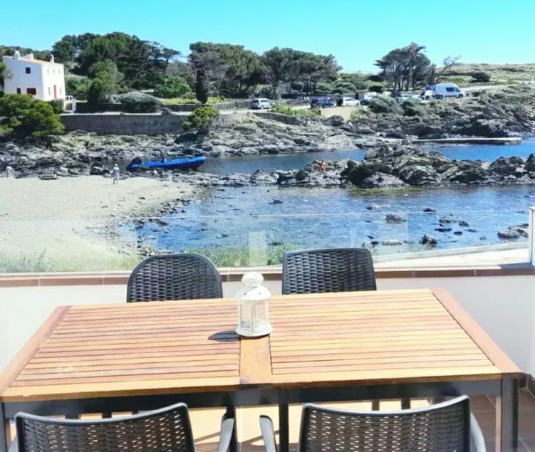 Beautiful waterfront duplex - Image 1