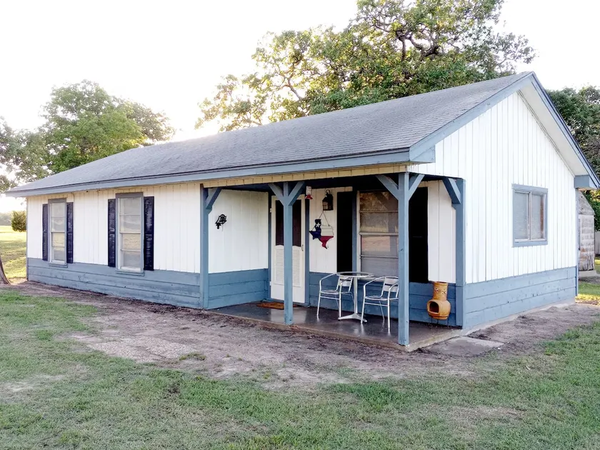 Rustic & Cozy Country Cabin near Baseball Complex - Image 1