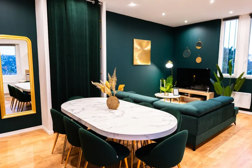 Large 4 bedroom family loft with private parking - Image 1