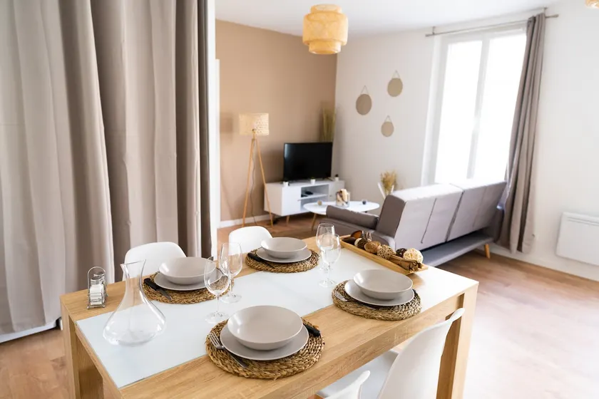 Spacious apartment with private parking in Saumur - Image 1