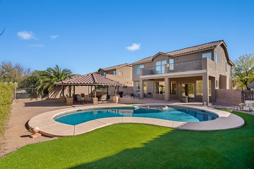Beautiful large Tucson Gem with your own POOL! - Image 1
