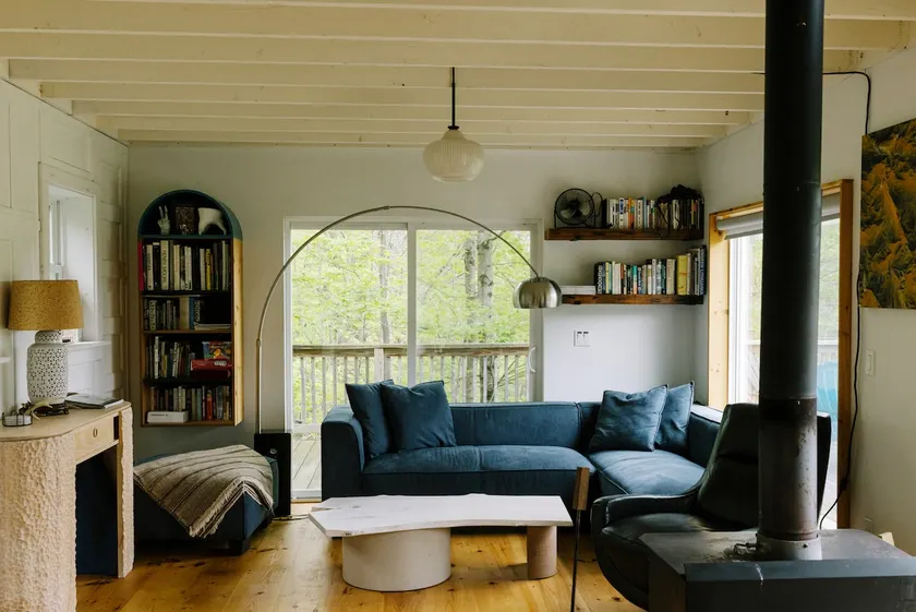 Peaceful House on 10 Acres with a Stream - Image 1