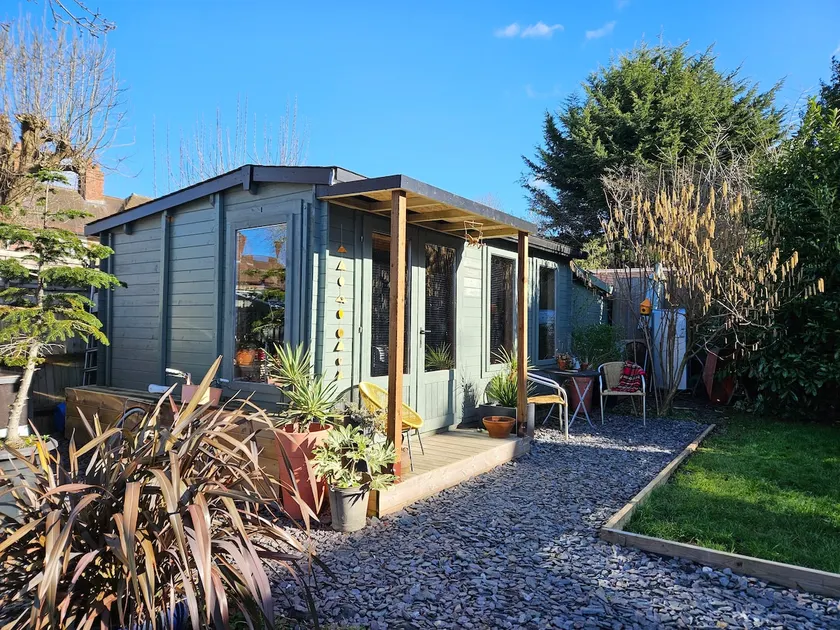 Fabulous en-suite cabin & spacious stylish house - Image 1