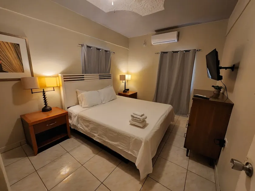 Smile Guava ♛ King Bed 1 BR APT AC Central Secure - Image 1
