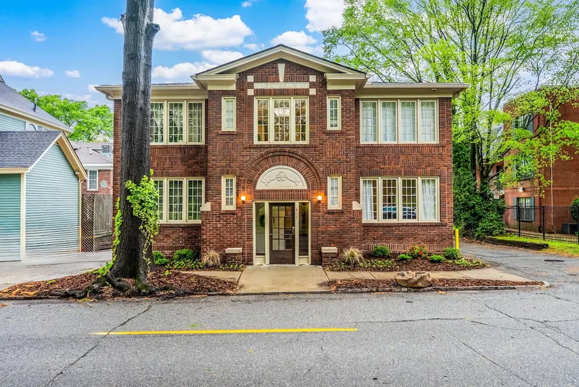 Downtown Historic beautifully renovated 2 bdrm apt - Image 1