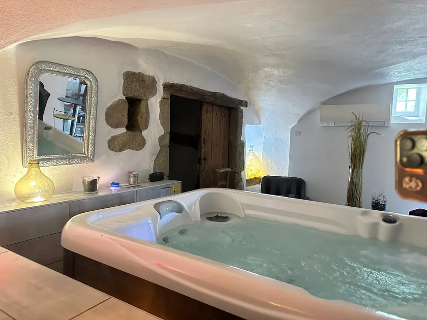 La Pré-cieuse Romantic Suite with Sauna, Jacuzzi, Spa - Image 1