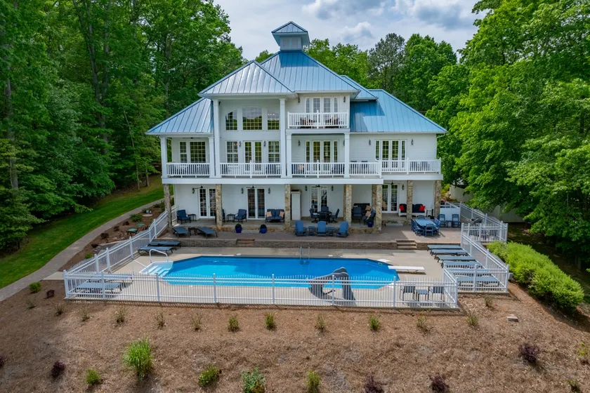 Private pool on the lake with 2 level boathouse - Image 1