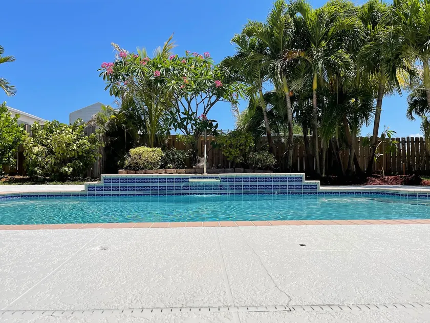 AURA PALMS - ELEGANT 5BR RETREAT WITH POOL & HOT TUB - Image 1