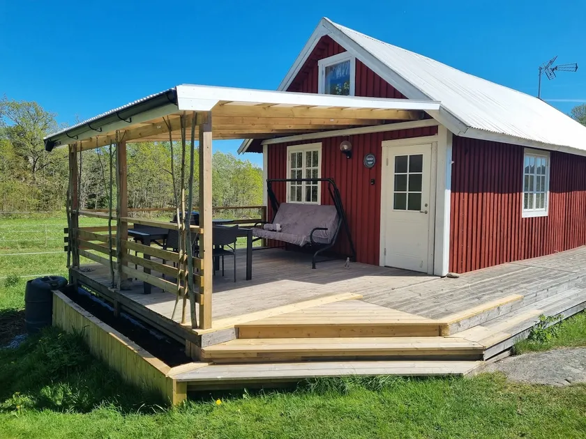 Cabin in rural setting - Image 1