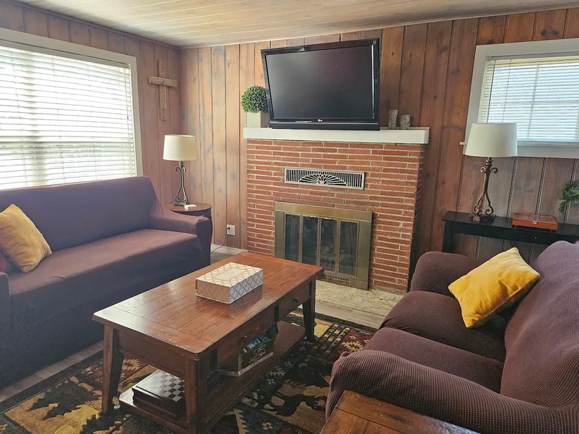 Cozy cabin-like 2 bedroom home - Image 1
